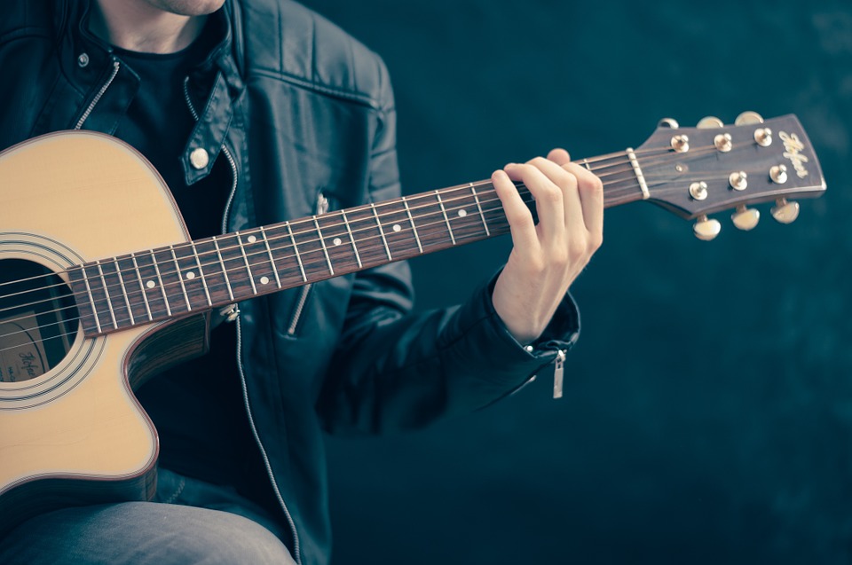 Changer les cordes d'une guitare