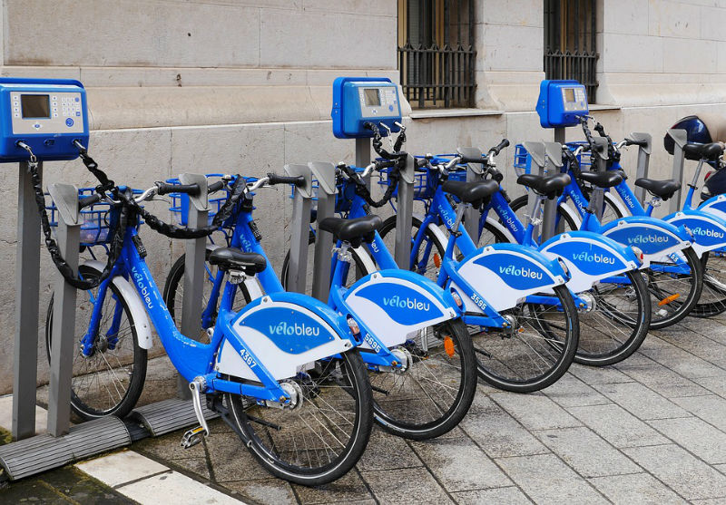 On délaisse la voiture et on se déplace en transports moins polluants