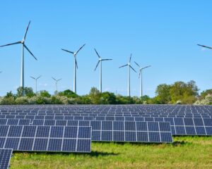 Panneaux solaires et éoliennes dans un champ
