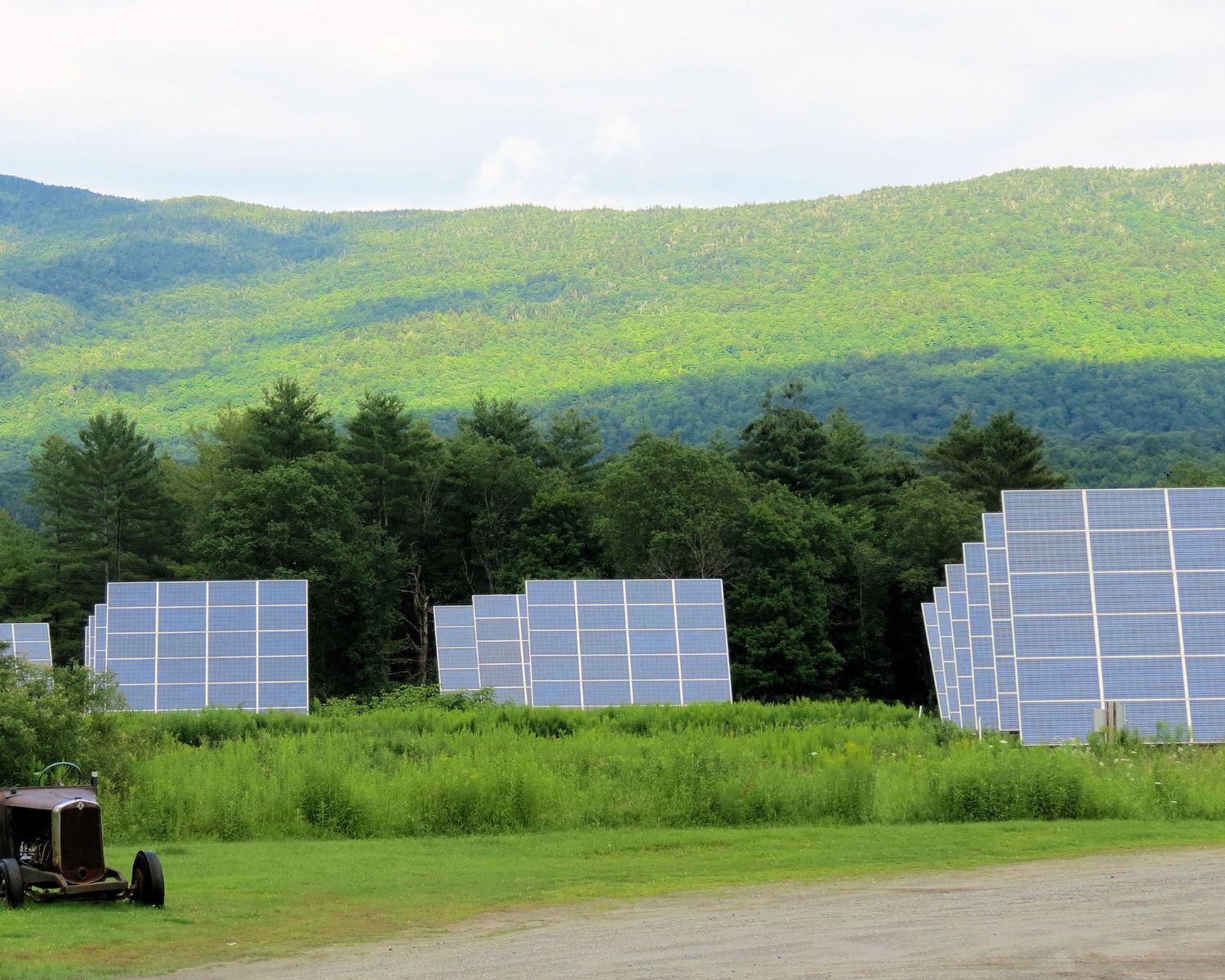 Panneaux solaires dans un champ