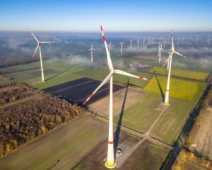 Plusieurs éoliennes dans un champ