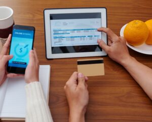 Tablette et téléphone avec des factures dessus