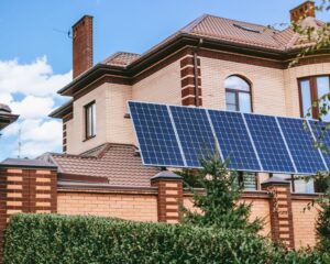 Panneaux solaires sur une maison