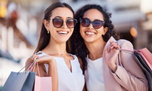 Amies qui font du shopping de luxe ensemble