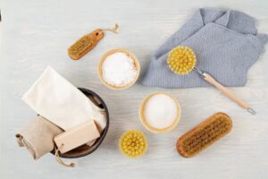 Ensemble de produits et d'ustensiles pour nettoyer sa maison naturellement