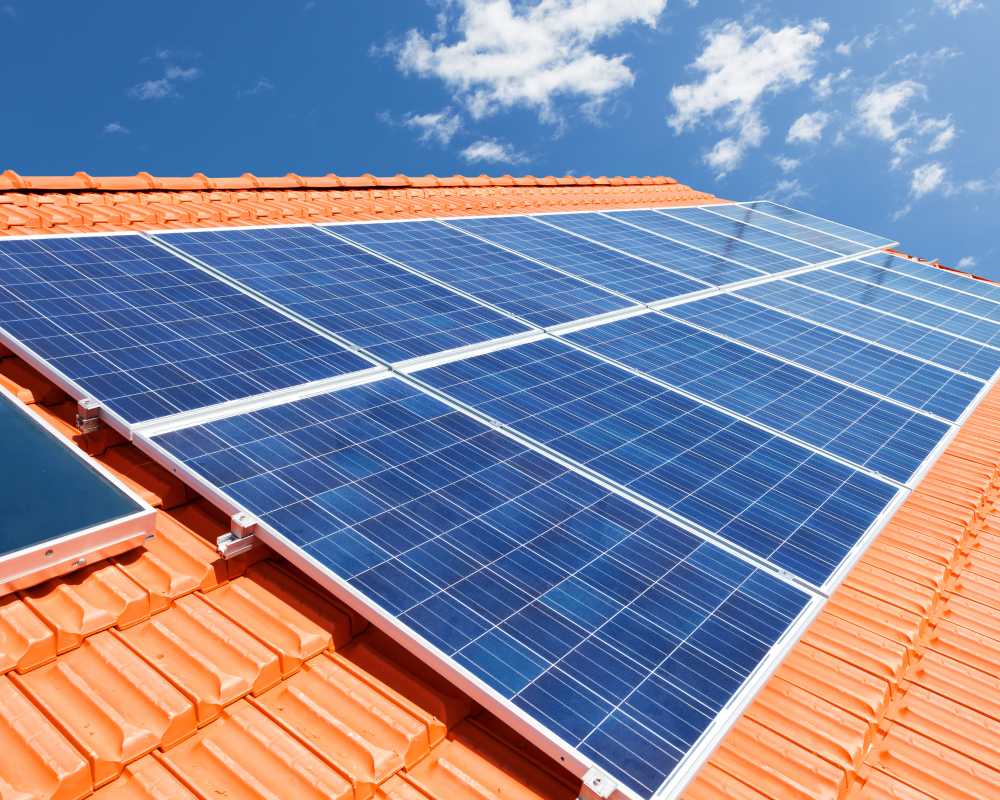 système de panneaux solaires en autoconsommation sur un toit
