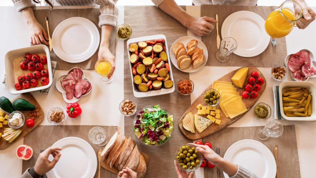 Table avec de la nourriture dessus