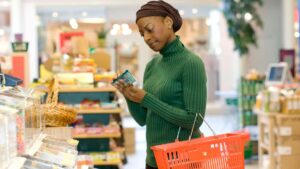 femme qui analyse un produit au super marché