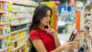 femme qui analyse un produit au super marché