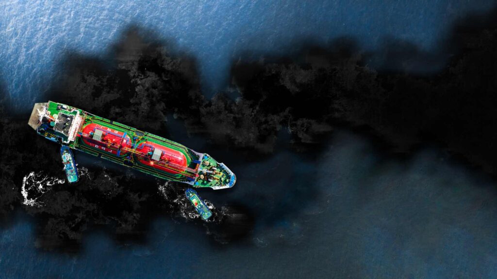Pétrolier qui pollue l'eau de la mer