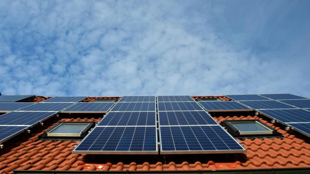 Toit d'une maison avec des panneaux solaire