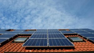 Toit d'une maison avec des panneaux solaire