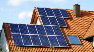 Toit avec des panneaux solaires