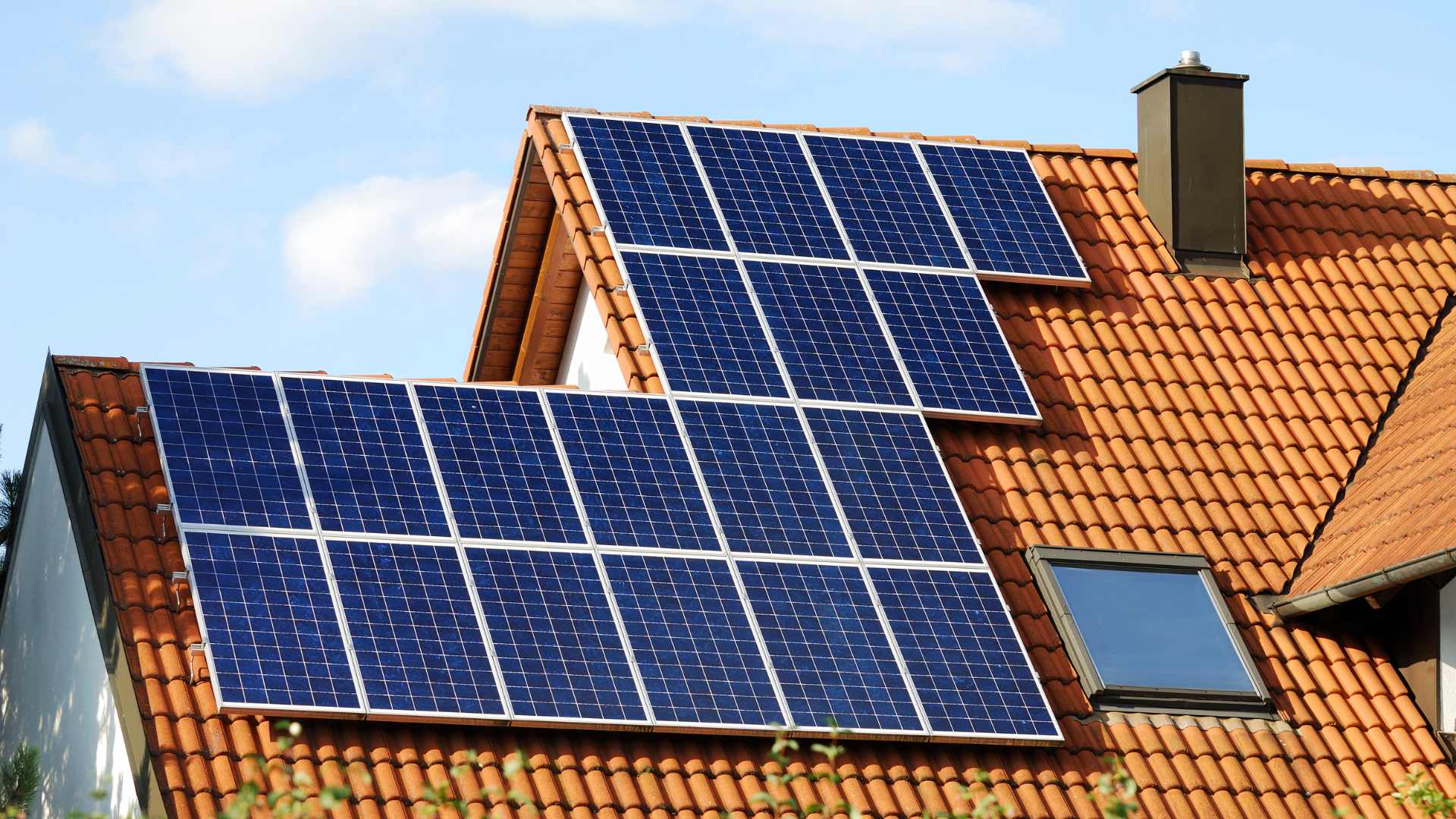 Toit avec des panneaux solaires
