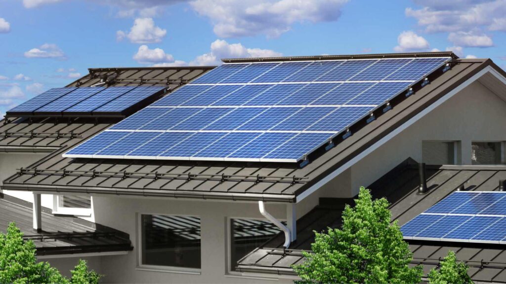 Panneaux solaire sur le toit d'une maison