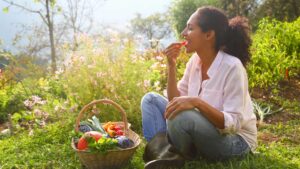 femme avec son panier en osier qui goutte sa récolte