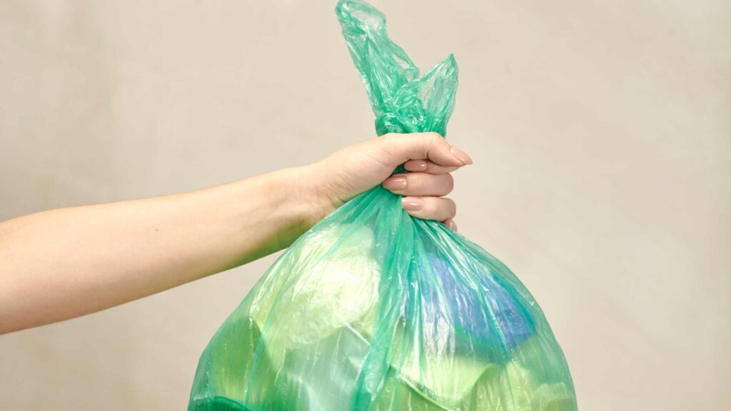 Sac poubelle rempli de déchet