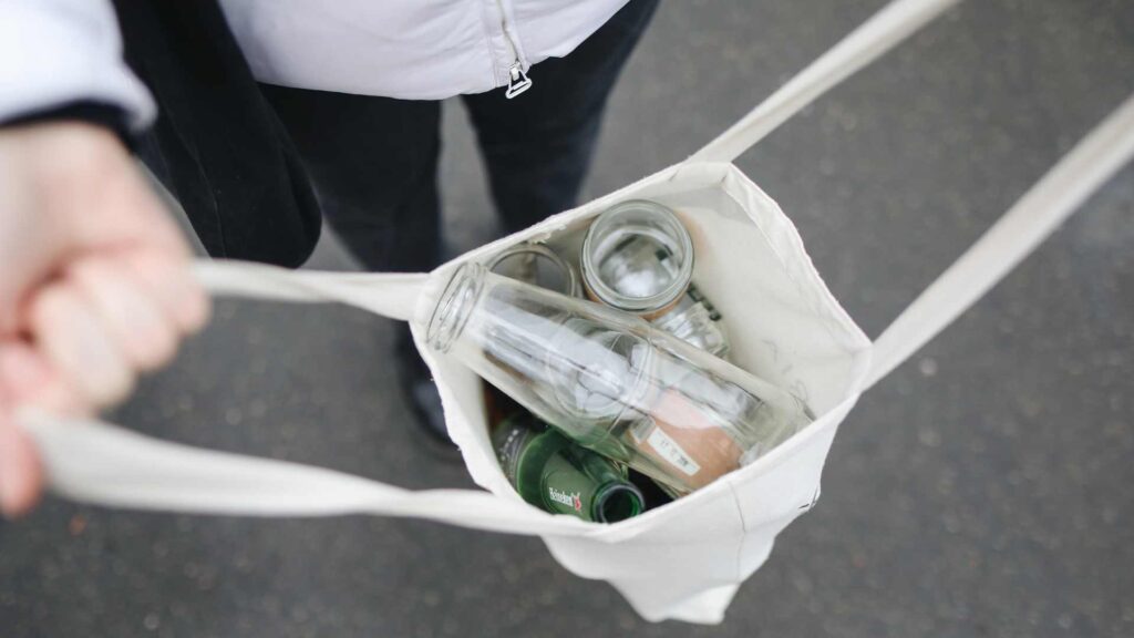 Sac rempli de bouteille vide en verre